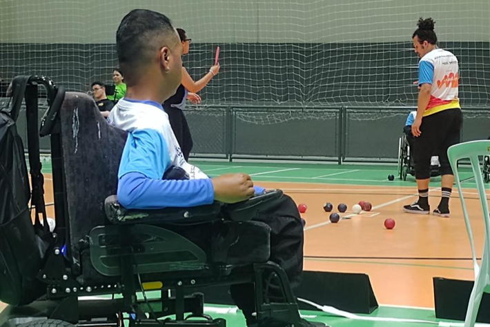 Leandro Kdeira, que tem AME tipo 3, é atleta de bocha paralímpica.