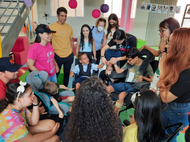 Reunião no Instituto Viva Iris, espaço que proporciona cuidados para pacientes com AME e paralisia cerebral.